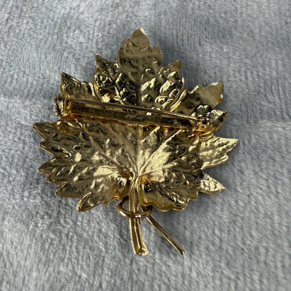 Vintage Maple Leaf Brooch With Gold-Tone Metal & Enamel Finish Pearl Accent - Picture 8 of 16